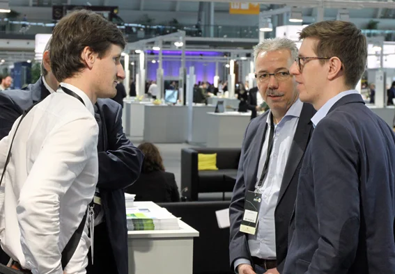 Start-up meets Mittelstand auf dem Stand des RKW Baden-Württemberg (von links): Gründer Ingolf Schatz im Gespräch mit Mathias Braunmiller und Lukas Wiener von ETL Prüftechnik aus Korntal