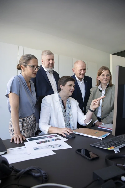 Intensiver Gedankenaustausch zum neuen Internetauftritt: Dr. Yvonne Stolz-Longacker, Geschäftsführer Armin Flohr, Vizepräsidentin Agnes Trasselli, Präsident Dr. Wolfgang Miller, Dr. Sophia Blankenhorn